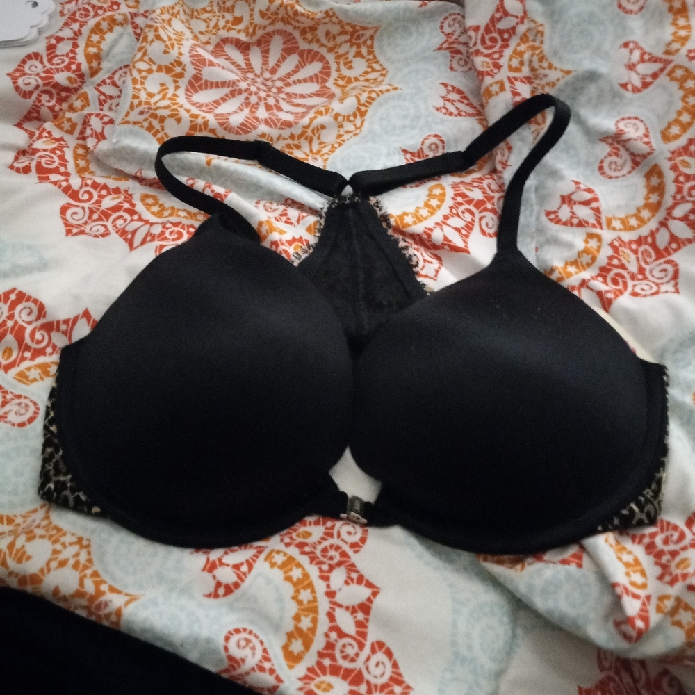 34 D PINK by VS bra,New with tags.